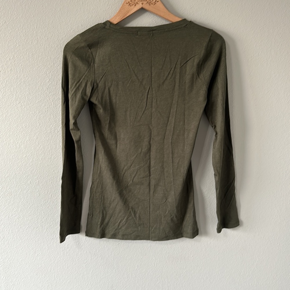 Hearts & Hips Green Affordable Luxury Scoop Neck Long Sleeve Tee Medium - Picture 9 of 12